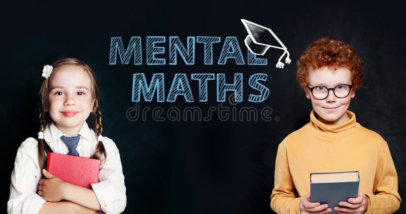 Udane dzieci chłopcy i uczennice na czarnej tablicy z wzorami naukowymi i matematycznymi. koncepcja matematyki psychicznej zdjęcie royalty free