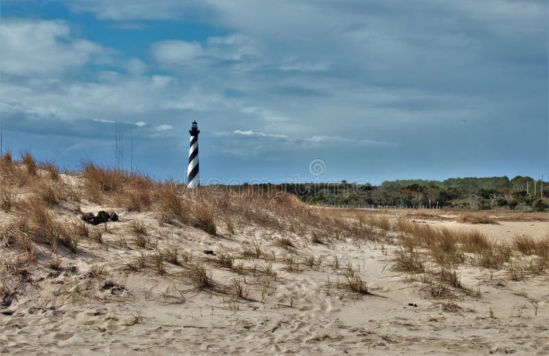 UddeHatteras fyr bak dyerna arkivfoto