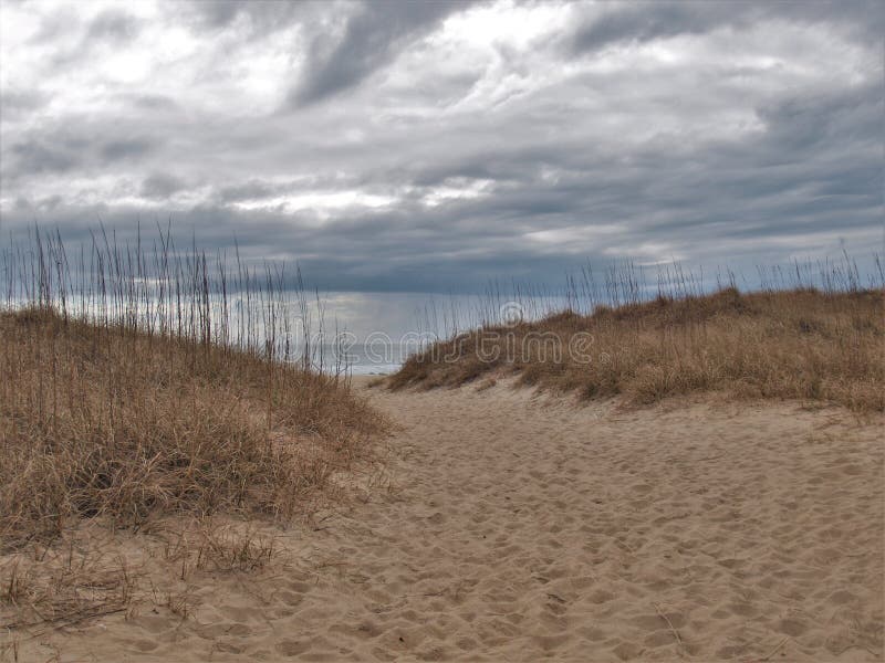 UddeHatteras nationell kust under molniga himlar arkivfoto