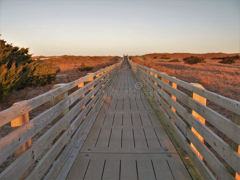 UddeHatteras strandpromenad på solnedgången royaltyfri foto