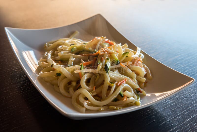 Udon japonês de Yaki da culinária foto de stock royalty free Udon japonês de Yaki da culinária foto de stock royalty free