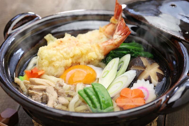 Udon Nabeyaki, японская горячая лапша бака стоковые изображения rf Udon Nabeyaki, японская горячая лапша бака стоковые изображения rf