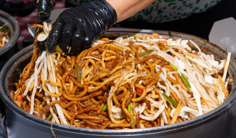 Udon street food κινέζικο τηγανητό νουντλς στο wok ασιατικό ζυμαρικό σε ένα μεγάλο κορεάτικο σπαγγέτι στοκ εικόνες με δικαίωμα ελεύθερης χρήσης