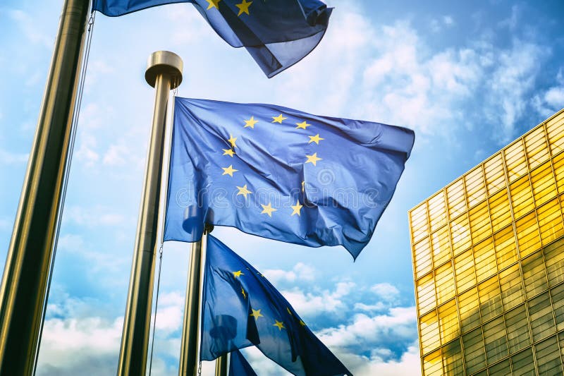 UE flaga przed Europejską prowizją w Bruksela