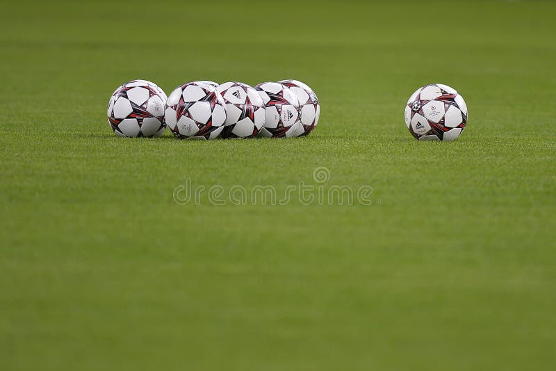 Uefa champions league urzędnika piłki zdjęcia stock Uefa champions league urzędnika piłki zdjęcia stock