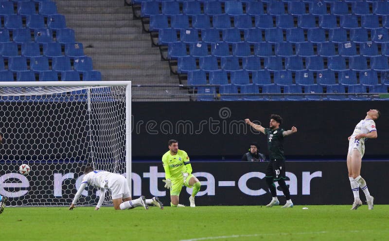 Uefa europa league : dynamo kyiv v ferencvaros hamburg germany arkivfoto