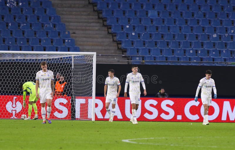 Uefa europa league : dynamo kyiv v ferencvaros hamburg germany royaltyfri foto