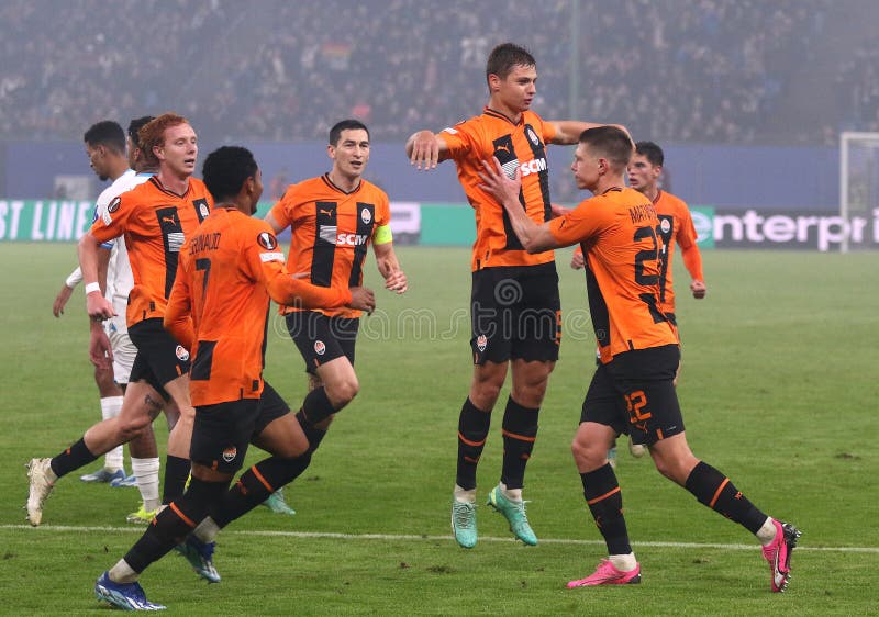 Uefa europa league : shakhtar donetsk mot marseille royaltyfria bilder