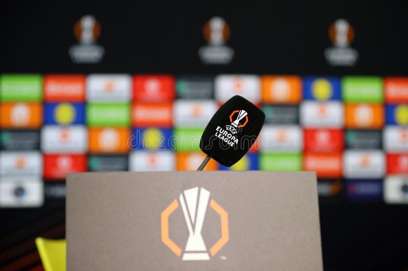 Uefa europa-ligans varumärke på mikrofon fotografering för bildbyråer