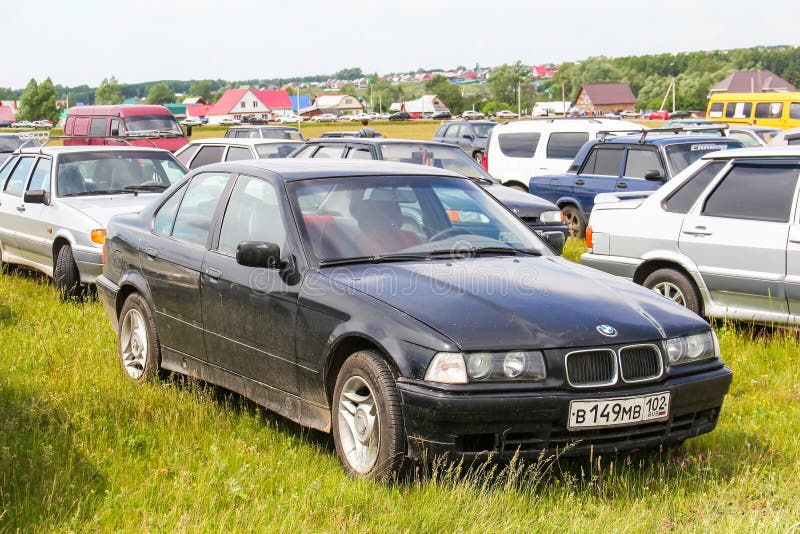 BMW E36 3-й серии. Уфа, Россия-12 июня 2014 года: черный автомобиль BMW E36 3-series в сельской местности стоковые фотографии