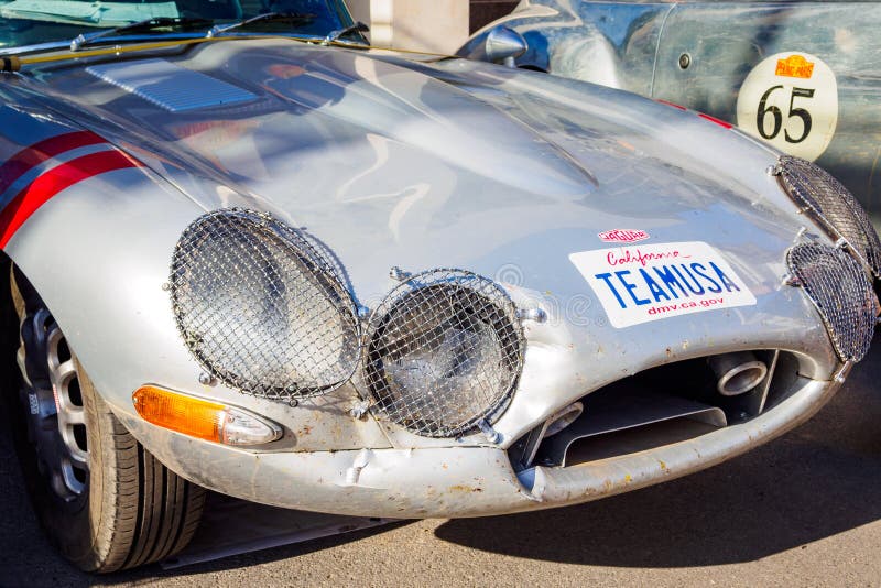 Ufa, Russland, am 22. Juni 2019: Das 7. Peking zur Paris-Bewegungsherausforderung Jaguar E-artig, britisches Sportauto, Vorderans lizenzfreie stockfotos Ufa, Russland, am 22. Juni 2019: Das 7. Peking zur Paris-Bewegungsherausforderung Jaguar E-artig, britisches Sportauto, Vorderans lizenzfreie stockfotos
