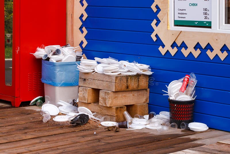 Ufa, Ryssland - 27 maj 2017: Avfall från plastplattor och koppar nära kaféet, fåglar äter överbliven mat royaltyfria bilder Ufa, Ryssland - 27 maj 2017: Avfall från plastplattor och koppar nära kaféet, fåglar äter överbliven mat royaltyfria bilder