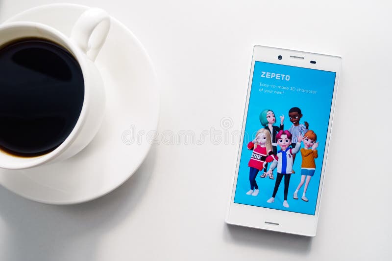 Ufa Ryssland - mars 15, 2019: ZEPETO-applikation på den Android smartphoneskärmen, telefonen och kaffekoppen på vit bakgrund arkivbilder Ufa Ryssland - mars 15, 2019: ZEPETO-applikation på den Android smartphoneskärmen, telefonen och kaffekoppen på vit bakgrund arkivbilder