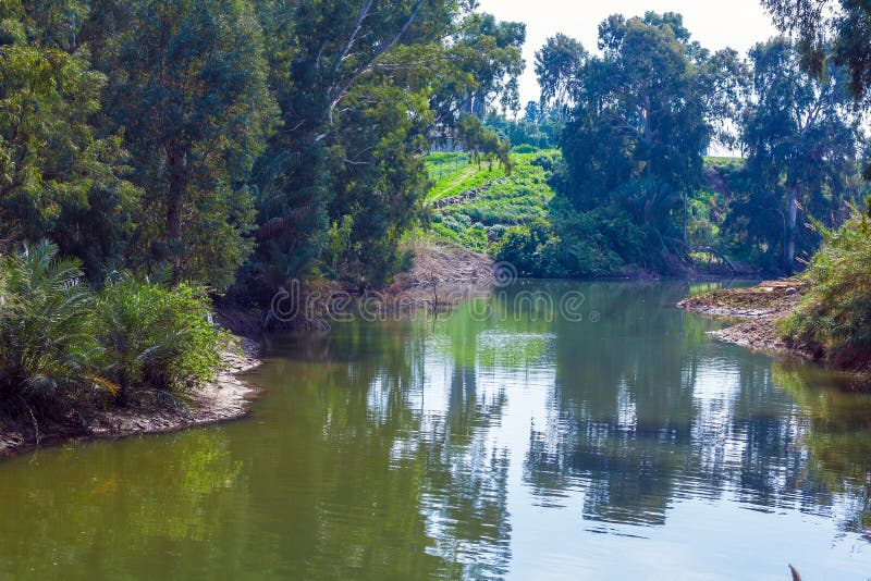 Ufer von Jordan River am Tauf- Standort