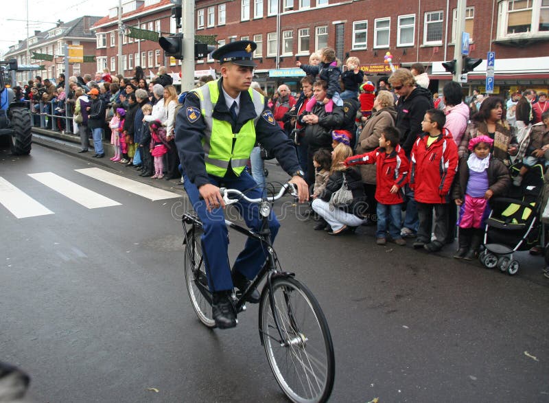 Ufficiale di polizia sulla bici immagine stock libera da diritti Ufficiale di polizia sulla bici immagine stock libera da diritti