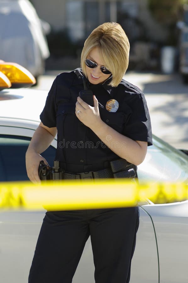 Ufficiale di polizia Using Two-Way Radio fotografia stock Ufficiale di polizia Using Two-Way Radio fotografia stock