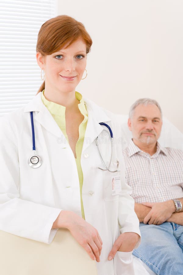 Ufficio del medico - paziente femminile del medico del ritratto fotografia stock