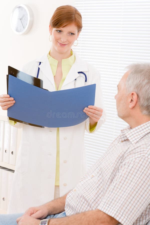 Ufficio del medico - paziente femminile del medico del ritratto fotografia stock libera da diritti