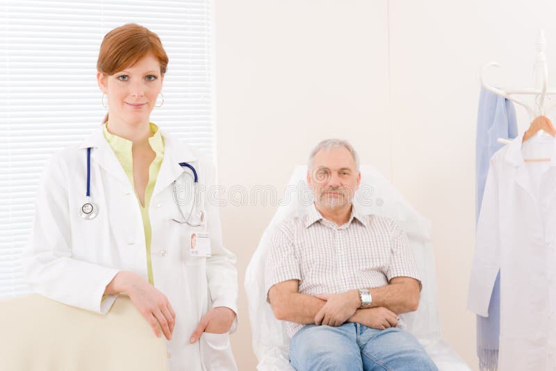 Ufficio del medico - paziente femminile del medico del ritratto fotografia stock