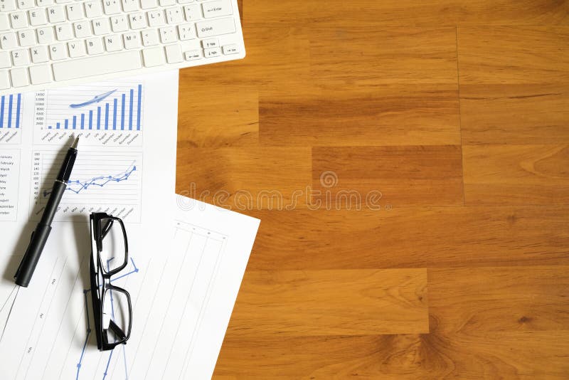 Ufficio dello scrittorio con la penna, rapporto di analisi, calcolatore Vista dalla parte superiore fotografia stock Ufficio dello scrittorio con la penna, rapporto di analisi, calcolatore Vista dalla parte superiore fotografia stock