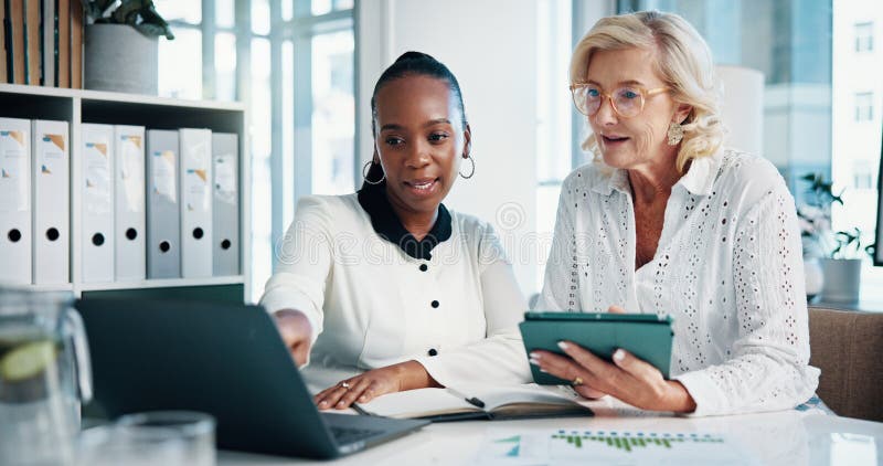 Ufficio finanziario e donne d'affari con feedback e manager notebook per la formazione e il trattamento delle discussioni. Documen fotografia stock