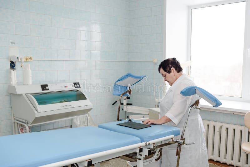 Ufficio ginecologico Tabella di Genicologist per ispezione delle donne incinte Tavola di maternità fotografie stock Ufficio ginecologico Tabella di Genicologist per ispezione delle donne incinte Tavola di maternità fotografie stock