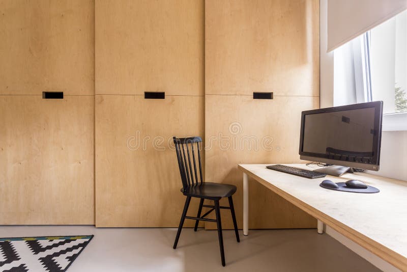 Ufficio semplice di scandi con il computer fotografie stock Ufficio semplice di scandi con il computer fotografie stock