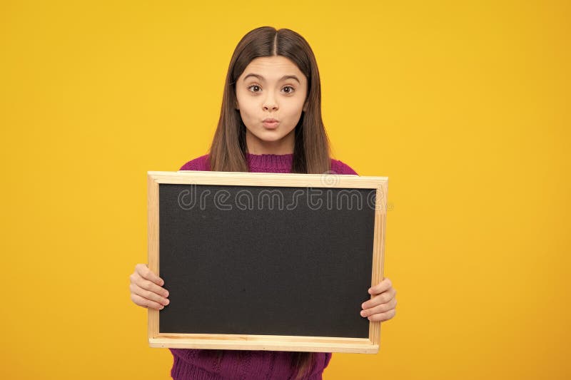 Ufficio vendite scuola. Ragazza allegra tiene la lavagna con spazio fotografico. Faccia strana. fotografia stock libera da diritti