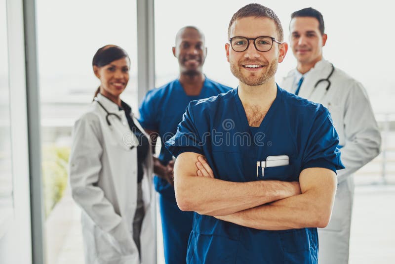 Ufna lekarka przed grupą zdjęcia stock Ufna lekarka przed grupą zdjęcia stock