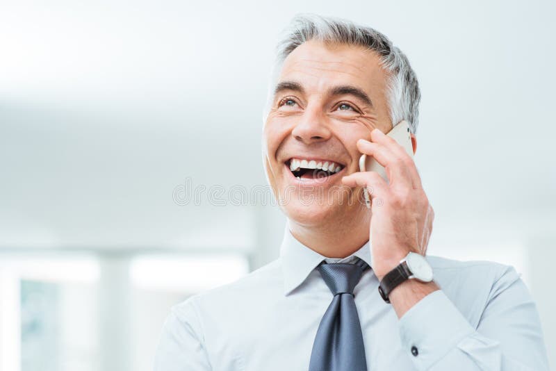 Ufny biznesmen na telefonie zdjęcia royalty free Ufny biznesmen na telefonie zdjęcia royalty free