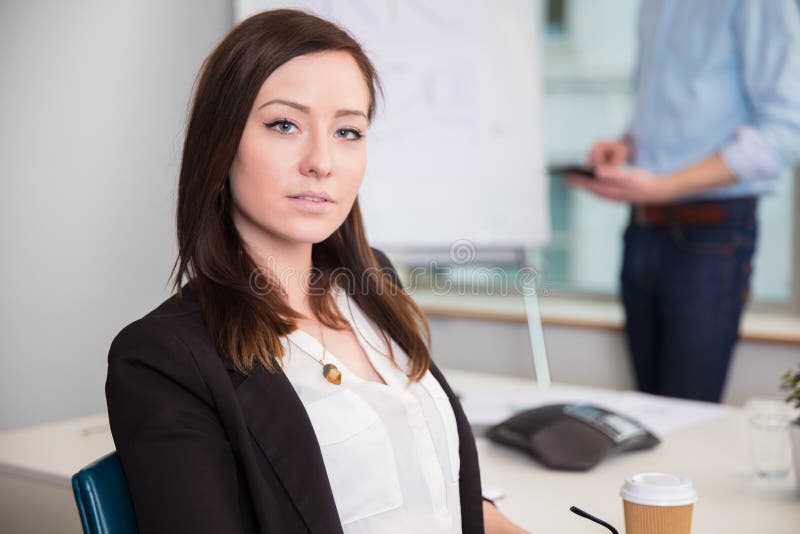 Ufny bizneswomanu obsiadanie przy biurkiem w biurze zdjęcia stock Ufny bizneswomanu obsiadanie przy biurkiem w biurze zdjęcia stock