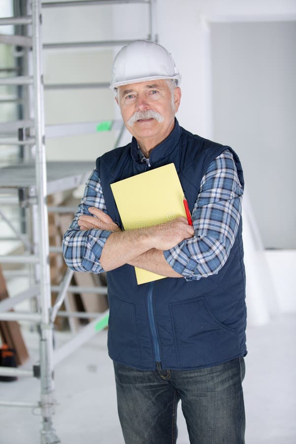 Ufny budowa inżynier w hardhat z rękami krzyżować zdjęcie stock Ufny budowa inżynier w hardhat z rękami krzyżować zdjęcie stock