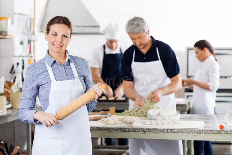 Ufny Żeński szef kuchni Trzyma Tocznej szpilki Podczas gdy zdjęcia royalty free Ufny Żeński szef kuchni Trzyma Tocznej szpilki Podczas gdy zdjęcia royalty free