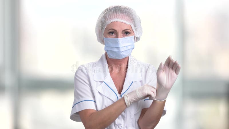 Ufny kobiety lekarki kładzenie na rękawiczkach