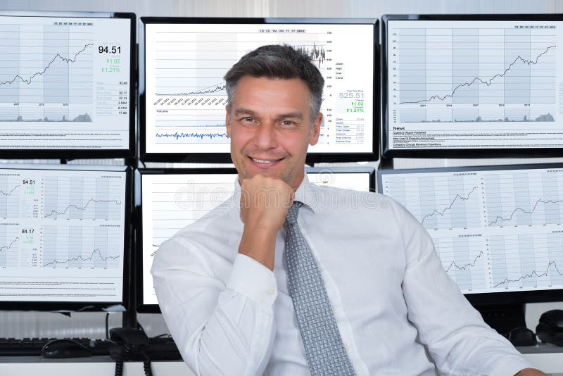 Ufny rynku papierów wartościowych makler Opiera Na biurku obrazy stock Ufny rynku papierów wartościowych makler Opiera Na biurku obrazy stock
