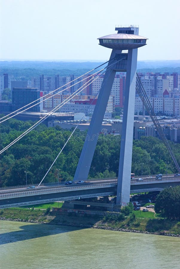 UFO most přes řeku Dunaj