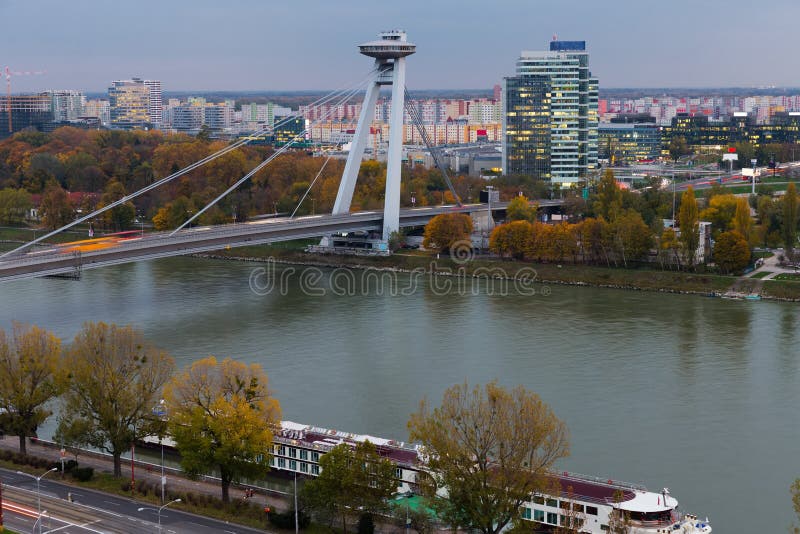 UFO most na západ slunce ve slovenském městě Bratislava