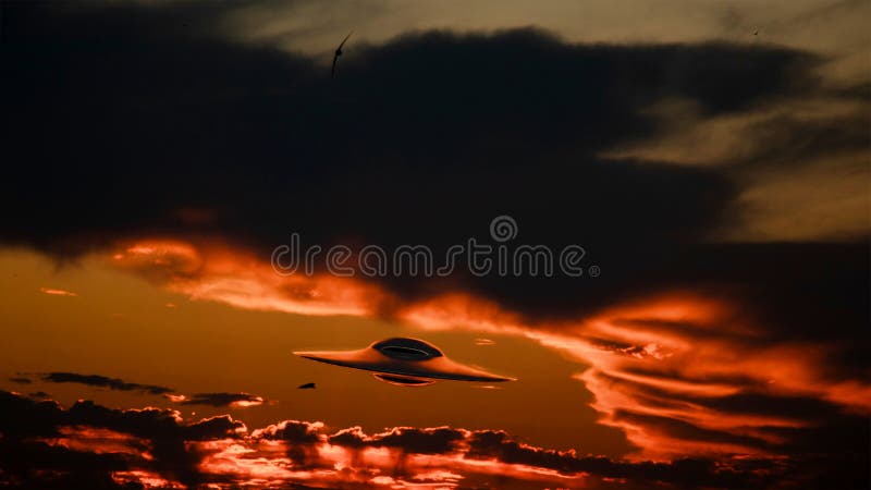 UFO na niebie przed dramatycznym zachodem słońca z ciemnymi chmurami 3D renderingu latającego spodka przeciwko obrazy royalty free