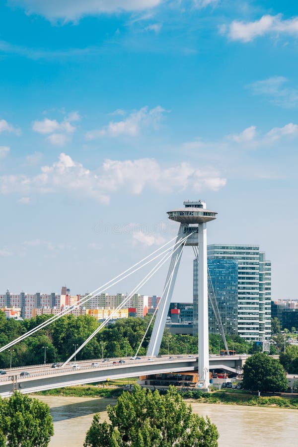 Vyhlídková plošina UFO a most na řece Dunaj v Bratislavě, Slovensko