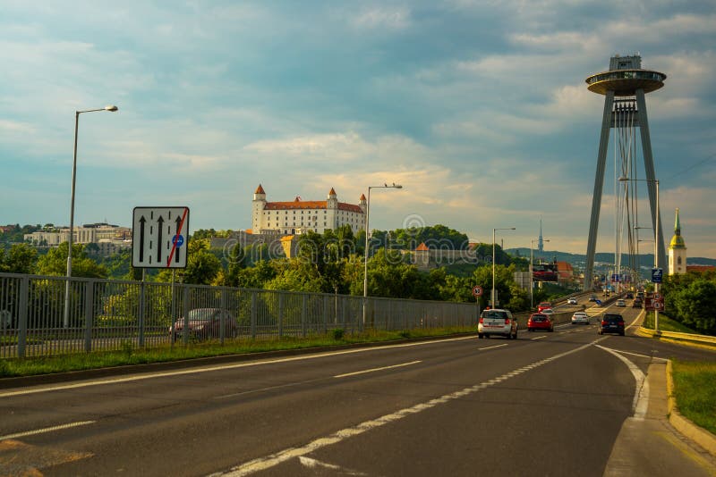 ufobro Sikt på den Bratislava slotten och gammal stad över Danubet River i den Bratislava staden, Slovakien royaltyfri fotografi ufobro Sikt på den Bratislava slotten och gammal stad över Danubet River i den Bratislava staden, Slovakien royaltyfri fotografi