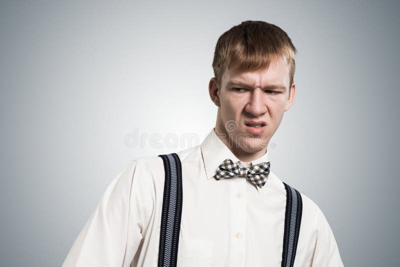 Ugh, qué repugnante. Hipster pelirrojo disgustado imagen de archivo