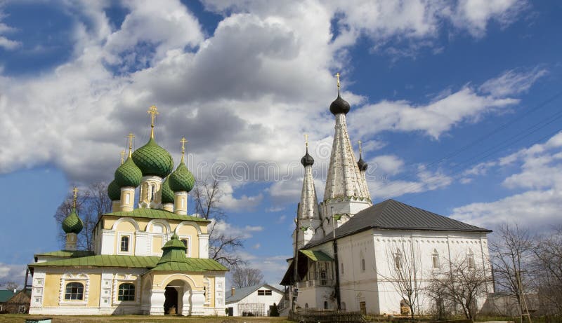 Углич желтая Церковь с зелеными куполами