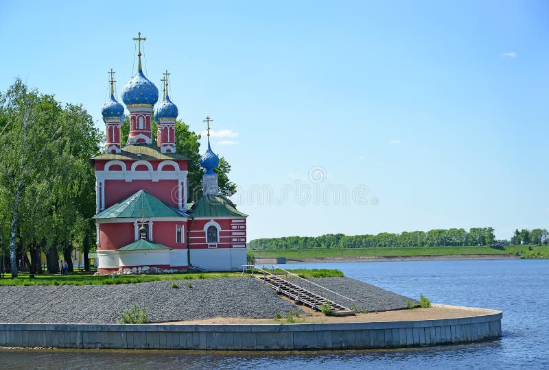 Uglich, Rusia Iglesia del ` s de Dimitrii en sangre el siglo XVII Región de Yaroslavl imágenes de archivo libres de regalías Uglich, Rusia Iglesia del ` s de Dimitrii en sangre el siglo XVII Región de Yaroslavl imágenes de archivo libres de regalías
