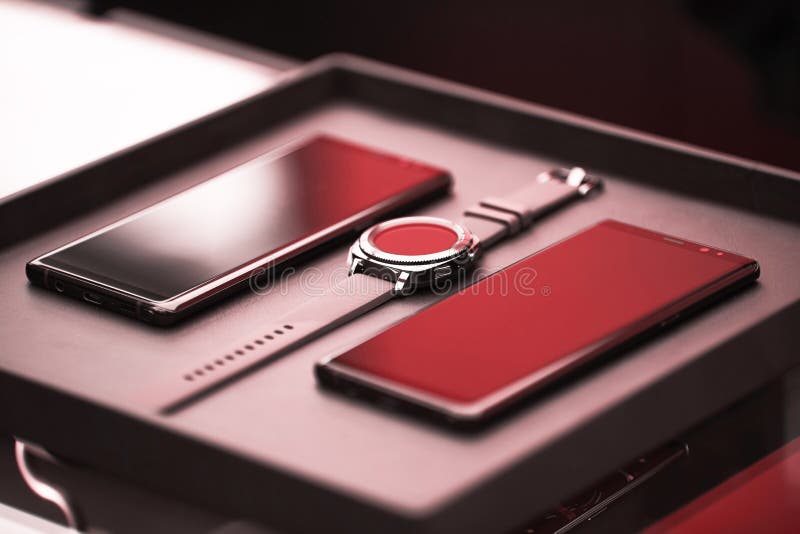 Uhrtechnologie-Gerätkommunikation des Luxussmartphone intelligente lizenzfreie stockfotografie