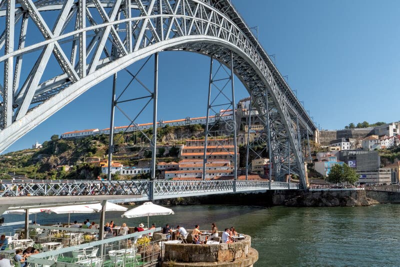 Uit koelend op de Ribeira Waterkant, Porto, Portugal royalty-vrije stock afbeeldingen Uit koelend op de Ribeira Waterkant, Porto, Portugal royalty-vrije stock afbeeldingen