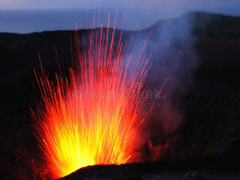 Uitbarsting bij vulkaanMT Yasur, Vanuatu royalty-vrije stock foto's Uitbarsting bij vulkaanMT Yasur, Vanuatu royalty-vrije stock foto's