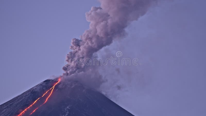 Uitbarsting van klyuchevskaya sopka of klyuchevskoy vulcano op kamchatka. grote pijler van vulkanische rook en brandende lava