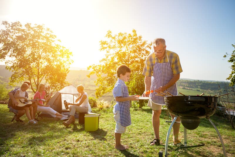Uitgebreide familie kokende barbecue stock foto Uitgebreide familie kokende barbecue stock foto