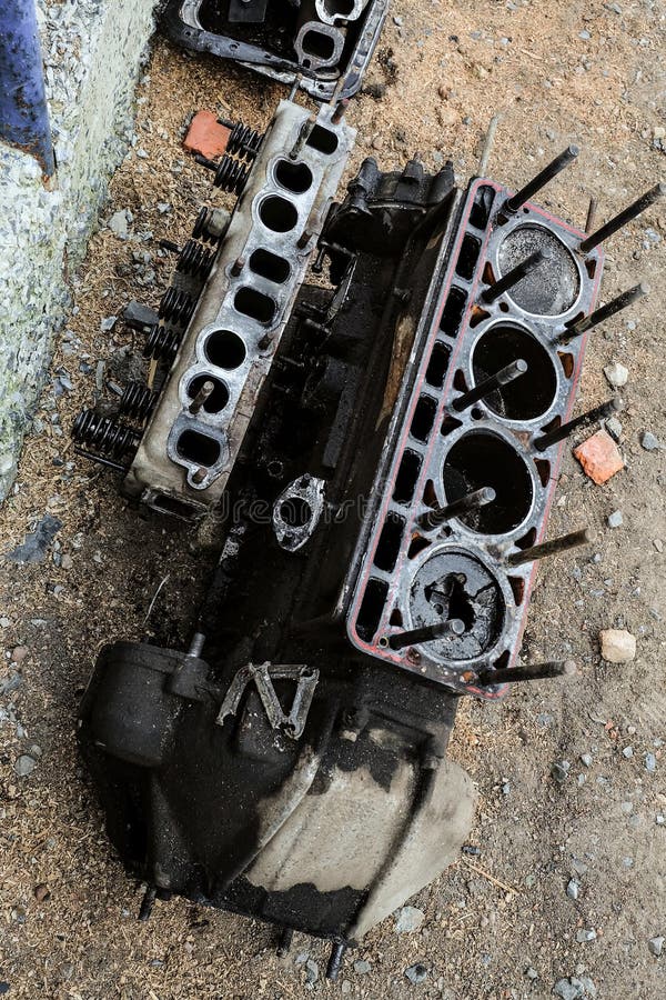 Uitgeputte motor met een gebroken zuiger van een oude auto stock afbeelding Uitgeputte motor met een gebroken zuiger van een oude auto stock afbeelding