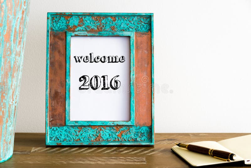Uitstekend fotokader op houten lijst met tekstonthaal 2016 stock foto's Uitstekend fotokader op houten lijst met tekstonthaal 2016 stock foto's